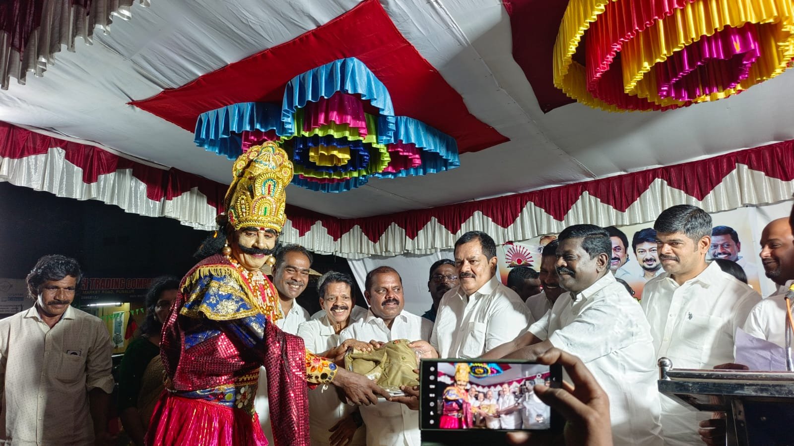 ஓணம் பண்டிகையையொட்டி திமுக சார்பில் 500 பேருக்கு ஓணம் தொகுப்பு மற்றும் 100 ஆட்டோ ஓட்டுனர்களுக்கு சீருடை ஓணம் பண்டிகையையொட்டி திமுக சார்பில் 500 பேருக்கு ஓணம் தொகுப்பு மற்றும் 100 ஆட்டோ ஓட்டுனர்களுக்கு சீருடை