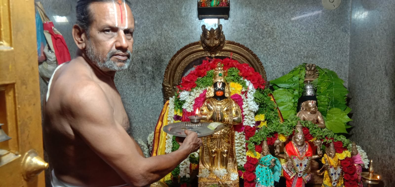 காட்பாடி ஸ்ரீ பக்த ஆஞ்சநேயர் தங்கக் கவசத்தில் பக்தர்களுக்கு அருள்பாலிப்பு!