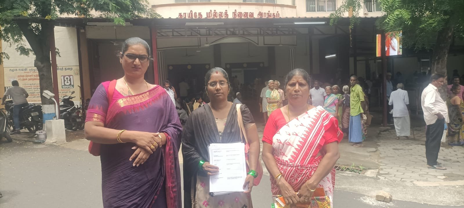 தெருவில் இருக்கும் பொது வழியை சமையல் அறையாக மாற்றி பயன்படுத்தி வரும் நபர் மீது மாவட்ட ஆட்சியரிடம்…