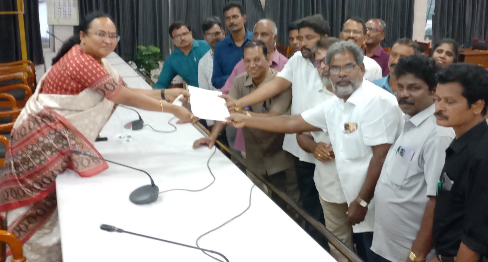 வேலூரில் ஜேக்டோ-ஜியோ பேரமைப்பினர் மாவட்ட ஆட்சியரிடம் பழைய ஓய்வூதிய திட்டம் கோரி பெருந்திரள் முறையீடு!