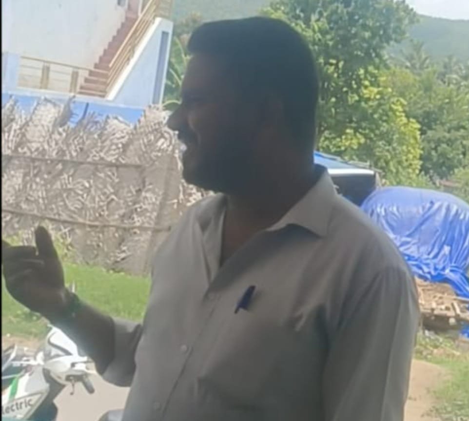 திமுகவின் பெயரைச் சொல்லி அணைக்கட்டு பகுதியில் கிராம உதவியாளர் அட்டூழியம்: கண்டுகொள்ளாத வருவாய்த்துறை அதிகாரிகள்!