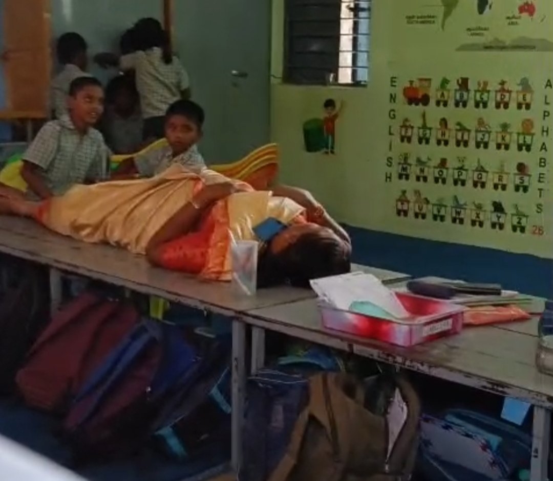 அரூர் அருகே அரசு பள்ளியில் தலைமை ஆசிரியையின் கை கால்களை பள்ளி சிறுவர்கள் அமுக்கி விட்டு பணிவிடை செய்யும் மாணவர்கள் அதிர்ச்சியை ஏற்படுத்தியுள்ளன அரூர் அருகே அரசு பள்ளியில் தலைமை ஆசிரியையின் கை கால்களை பள்ளி சிறுவர்கள் அமுக்கி விட்டு பணிவிடை செய்யும் மாணவர்கள் அதிர்ச்சியை ஏற்படுத்தியுள்ளன