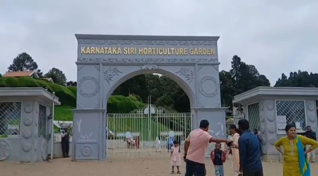 உதகை பர்ன்ஹில் பகுதியில் அமைந்துள்ள கர்நாடகா பூங்காவில் பூத்துக் குலுங்கும் மலர்களை கண்டு ரசித்த சுற்றுலா பயணிகள்