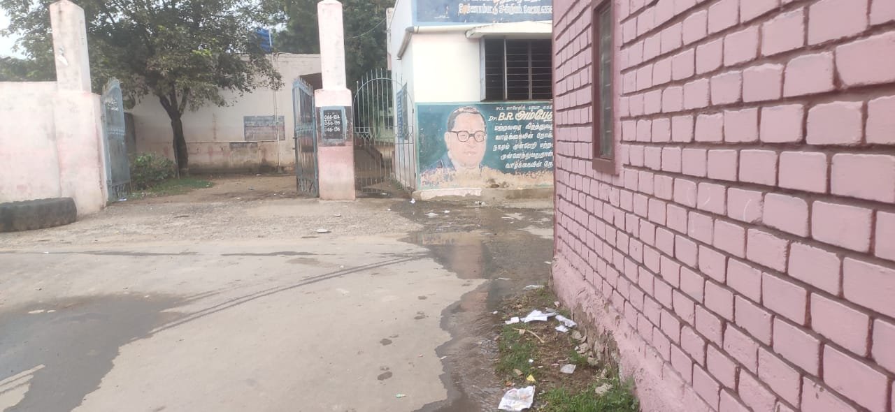பேரணாம்பட்டு எம்.ஜி.ஆர்.நகர் உயர்நிலைப் பள்ளியில் வாரந்தோறும் வீணாகும் குடிநீர்: கண்டுகொள்ளாத பள்ளி தலைமை ஆசிரியர்! பேரணாம்பட்டு எம்.ஜி.ஆர்.நகர் உயர்நிலைப் பள்ளியில் வாரந்தோறும் வீணாகும் குடிநீர்: கண்டுகொள்ளாத பள்ளி தலைமை ஆசிரியர்!
