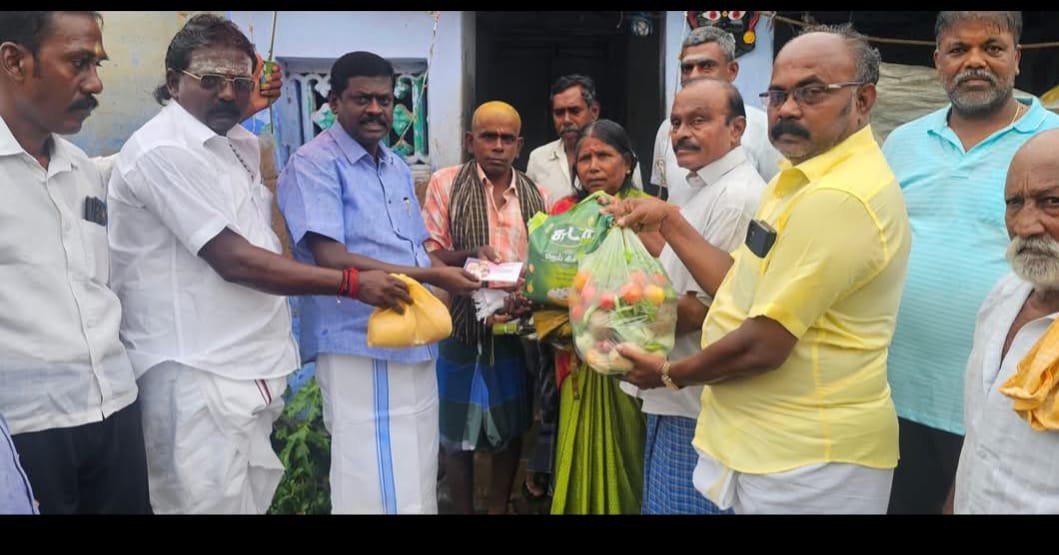 மழையில் சுவர் இடிந்து சேதம். நிவாரண பொருட்கள் வழங்கிய சமுக ஆர்வலர்