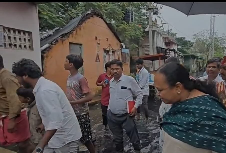 வேலூரில் மழையால் பாதிக்கப்பட்ட இடங்களை நேரில் சென்று ஆய்வு செய்த மாவட்ட ஆட்சியர்!  