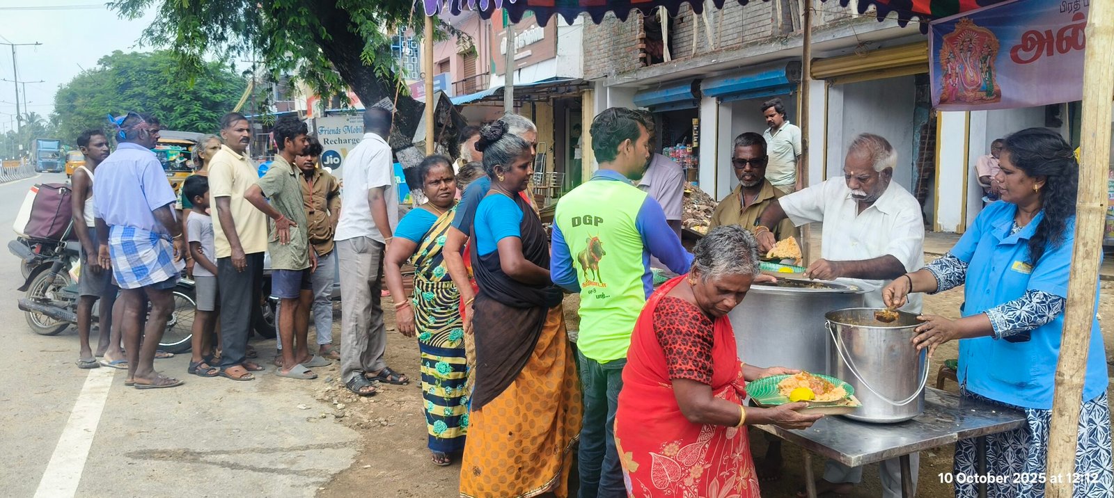கிருத்திகையை முன்னிட்டு காட்பாடி செங்குட்டையில் அன்னதானம் வழங்கல்! கிருத்திகையை முன்னிட்டு காட்பாடி செங்குட்டையில் அன்னதானம் வழங்கல்!