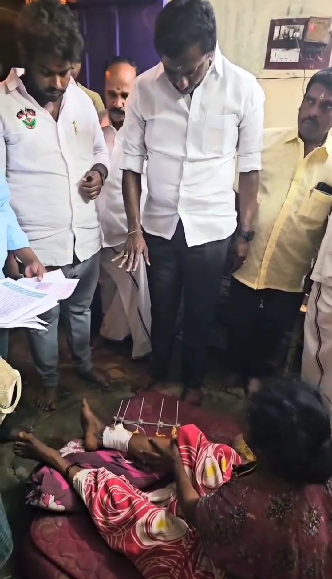 வேலூர் மாநகராட்சி 33வது வார்டு பகுதியில் பெண் பள்ளத்தில் விழுந்து படுகாயம்: நேரில் சென்று பார்வையிட்ட அதிமுக மாவட்ட செயலாளர்! வேலூர் மாநகராட்சி 33வது வார்டு பகுதியில் பெண் பள்ளத்தில் விழுந்து படுகாயம்: நேரில் சென்று பார்வையிட்ட அதிமுக மாவட்ட செயலாளர்!