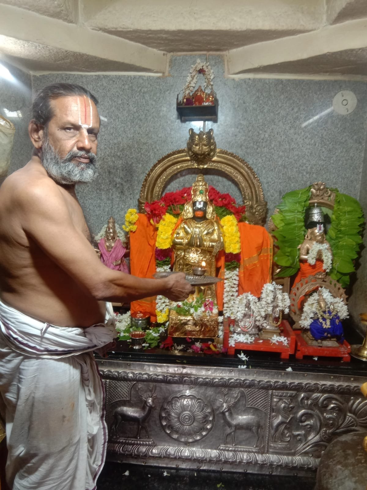 காட்பாடி ஸ்ரீ பக்த ஆஞ்சநேயர் தங்கக் கவசத்தில் பக்தர்களுக்கு அருள்பாலிப்பு! காட்பாடி ஸ்ரீ பக்த ஆஞ்சநேயர் தங்கக் கவசத்தில் பக்தர்களுக்கு அருள்பாலிப்பு!