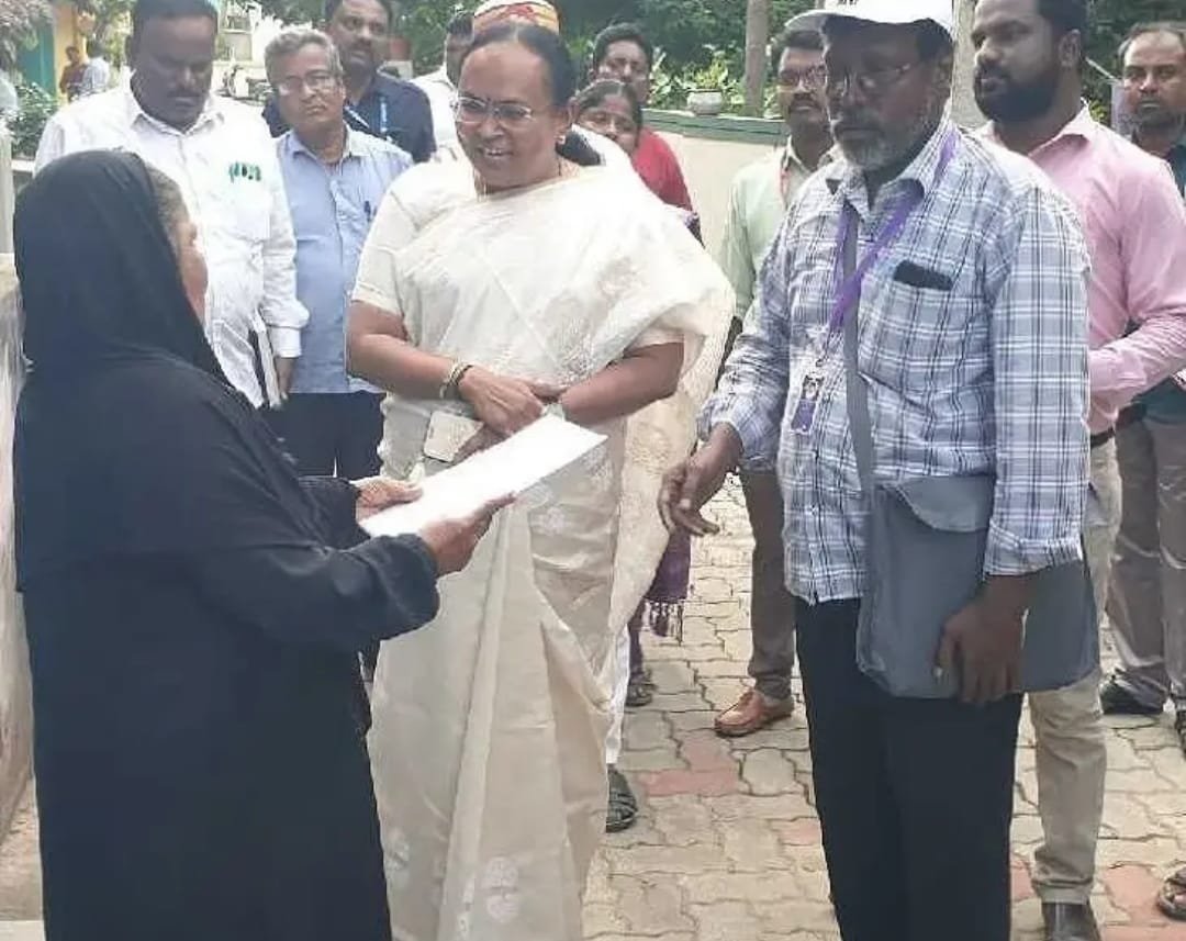 வேலூரில் வீடு வீடாக சென்று வாக்காளர்களுக்கு படிவங்களை வழங்கிய மாவட்ட ஆட்சியர் வேலூரில் வீடு வீடாக சென்று வாக்காளர்களுக்கு படிவங்களை வழங்கிய மாவட்ட ஆட்சியர்