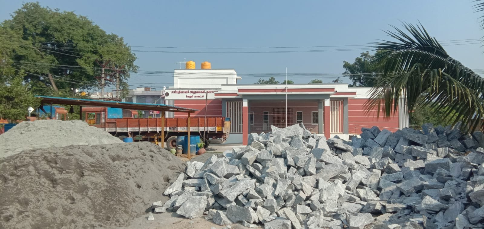 காட்பாடி சார் பதிவாளர் அலுவலகம் லாரி நிறுத்தும் இடமாக மாறிவரும் அவலம்! காட்பாடி சார் பதிவாளர் அலுவலகம் லாரி நிறுத்தும் இடமாக மாறிவரும் அவலம்!