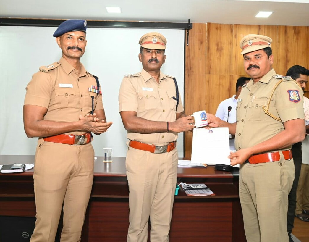 குடியாத்தம் டவுன் போலீஸ் இன்ஸ்பெக்டருக்கு எஸ். பி., பாராட்டி பரிசு வழங்கி கௌரவிப்பு!