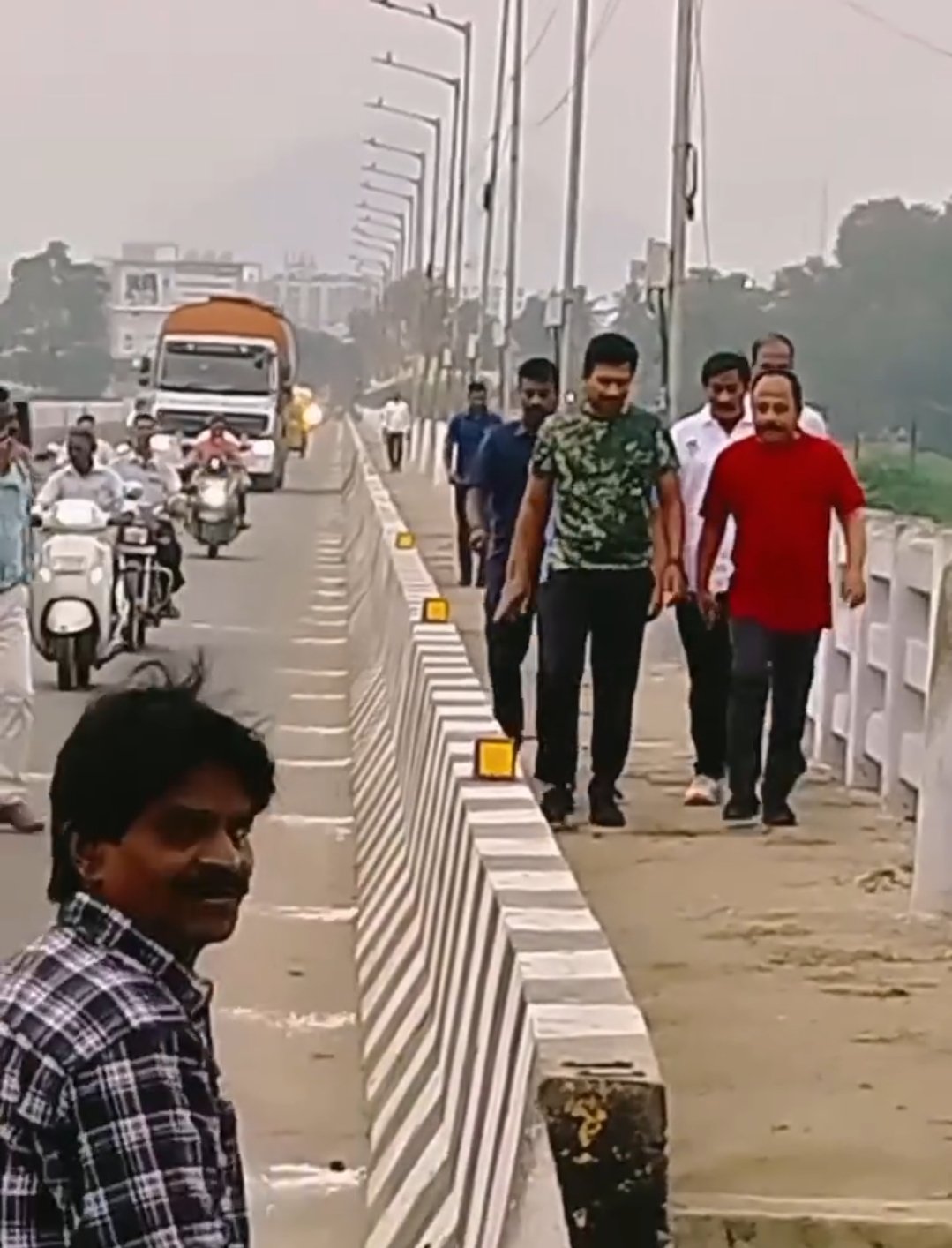 பாலாற்றில் பலவித கோளாறு வேலூர் மாநகராட்சி குப்பைகழிவுகளை கொட்டுவதை கண்டுகொள்ளாத சுகாதார அலுவலர்