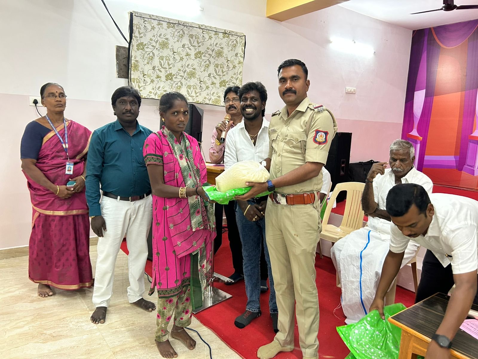 உலக எச்.ஐ.வி,& எ.ஐ.டி.எஸ்.தினம் மற்றும் கிறிஸ்துமஸ் தினத்தை முன்னிட்டு உணவு பொருட்கள், போர்வைகள், வழங்கும் விழா உலக எச்.ஐ.வி,& எ.ஐ.டி.எஸ்.தினம் மற்றும் கிறிஸ்துமஸ் தினத்தை முன்னிட்டு உணவு பொருட்கள், போர்வைகள், வழங்கும் விழா