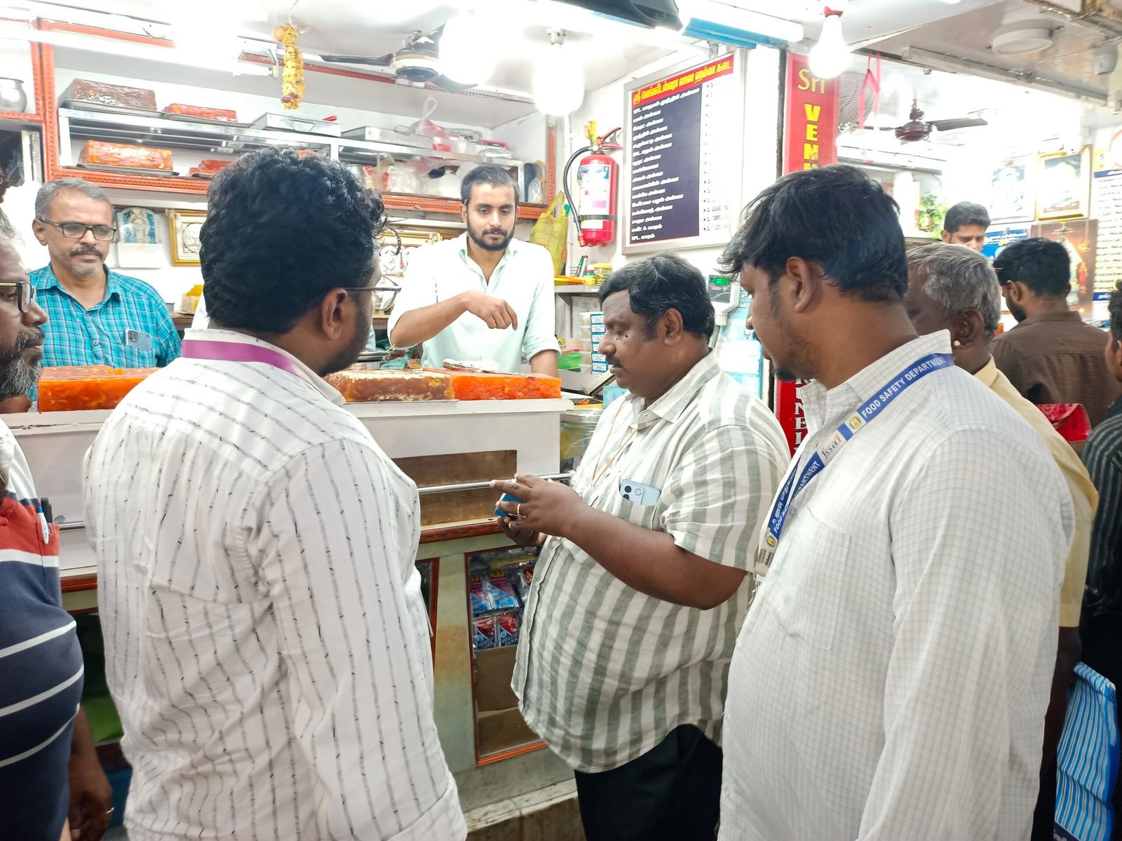 குற்றாலத்தில் உணவு பாதுகாப்பு துறை அதிகாரிகள் அதிரடி சோதனை.