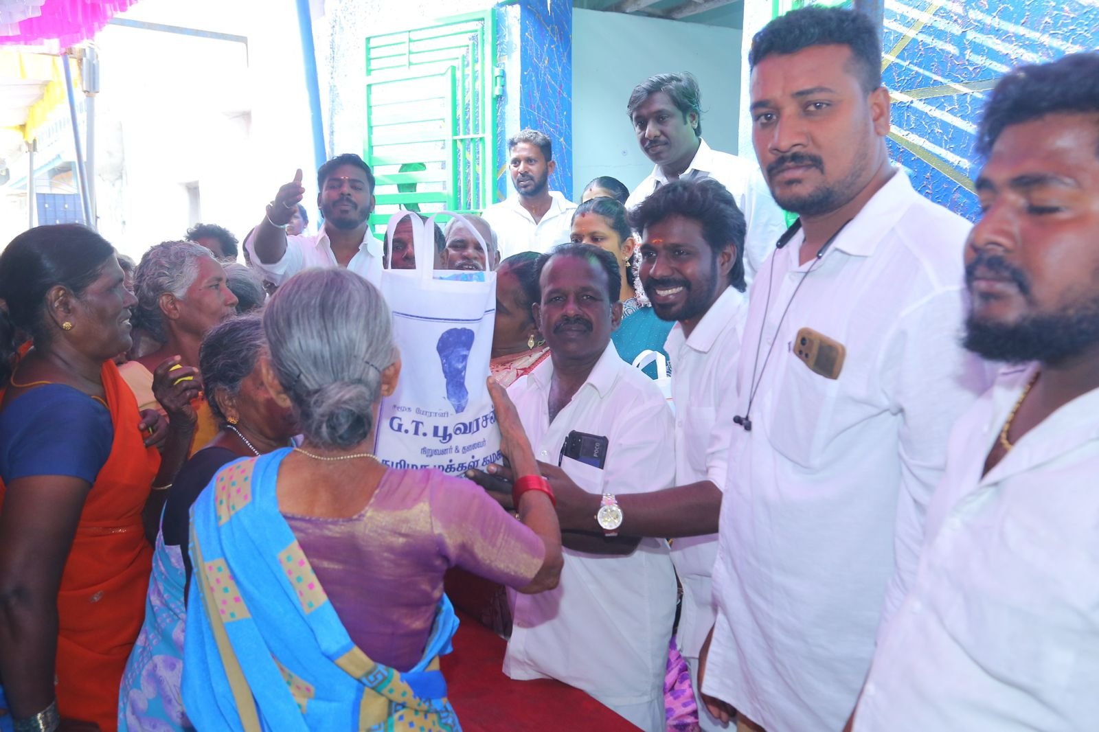 பேரணாம்பட்டில் தமிழக மக்கள் கழகம் கட்சி சார்பில் கட்சியின் தலைவர் ஜி.டி.பூவரசன்1450 -பேர்களுக்கு இலவச வேட்டி, சேலைகள், இலவச அரிசி வழங்கல்! பேரணாம்பட்டில் தமிழக மக்கள் கழகம் கட்சி சார்பில் கட்சியின் தலைவர் ஜி.டி.பூவரசன்1450 -பேர்களுக்கு இலவச வேட்டி, சேலைகள், இலவச அரிசி வழங்கல்!