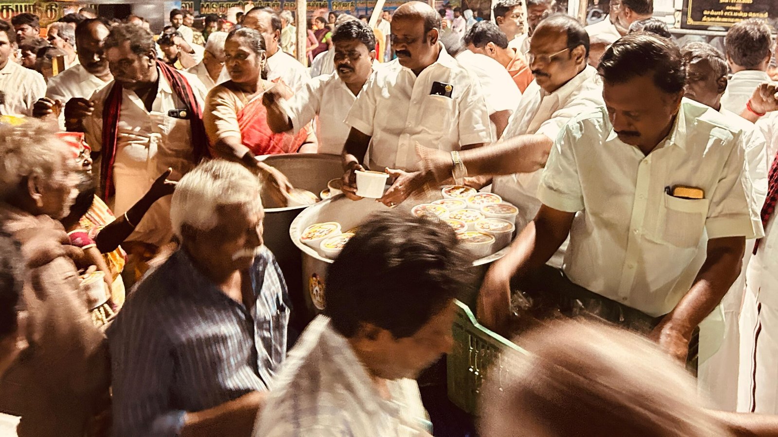 செய்யாறு கலைஞர் சிலை அருகே   8-ம் நாள் அன்னதானம்