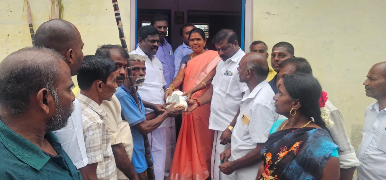 ஆலங்குளம் சட்டமன்றத் தொகுதி பூலாங்குளம் ஊராட்சியில் பொங்கல் தொகுப்பும் மூவாயிரம் ரூபாய் வழங்கினார்.