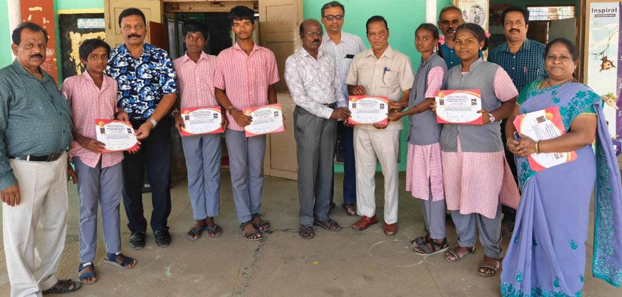 துளிர் திறனறிதல் தேர்வில் வெற்றி பெற்ற சேர்க்காடு அரசுப் பள்ளி மாணவர்களுக்கு சான்றிதழ்!