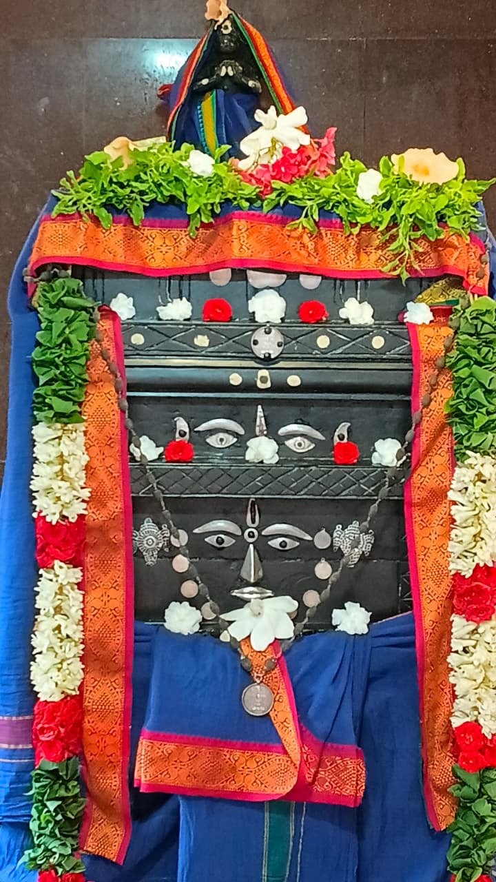 காட்பாடி கிளித்தான்பட்டறை ஸ்ரீ ராகவேந்திர சுவாமிகள் துளசி மலர் அலங்காரத்தில் பக்தர்களுக்கு அருள்பாலிப்பு! 