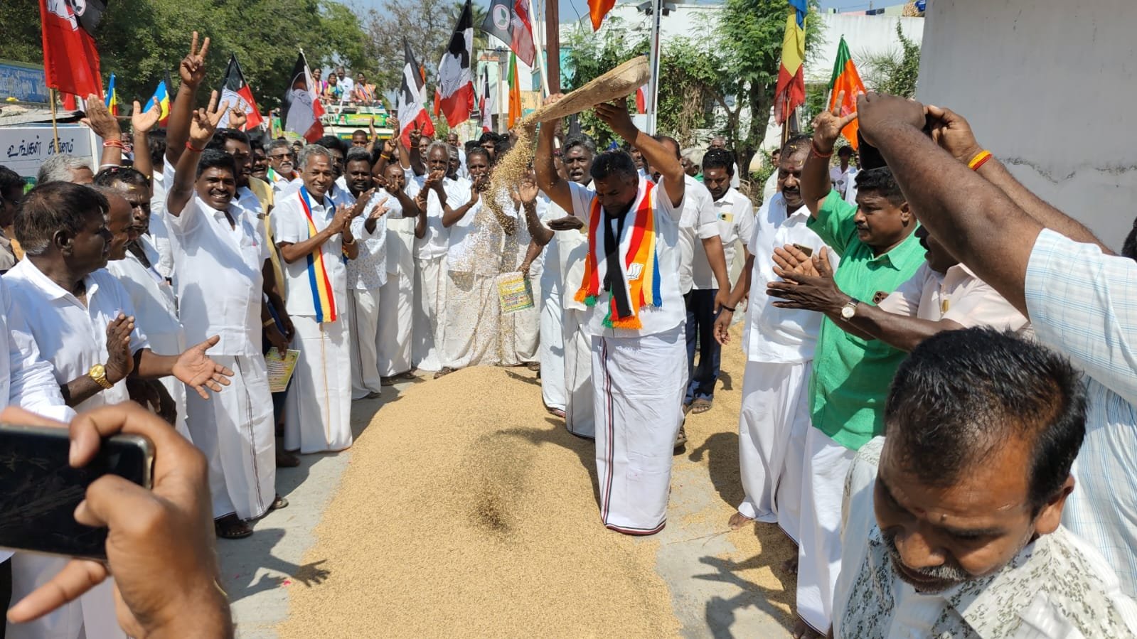 நெல் தூற்றி’ விவசாயிகளிடம் வாக்குகளை சேகரித்த அ.தி.மு.க., வேட்பாளர் முக்கூர்சுப்பிரமணியன் !