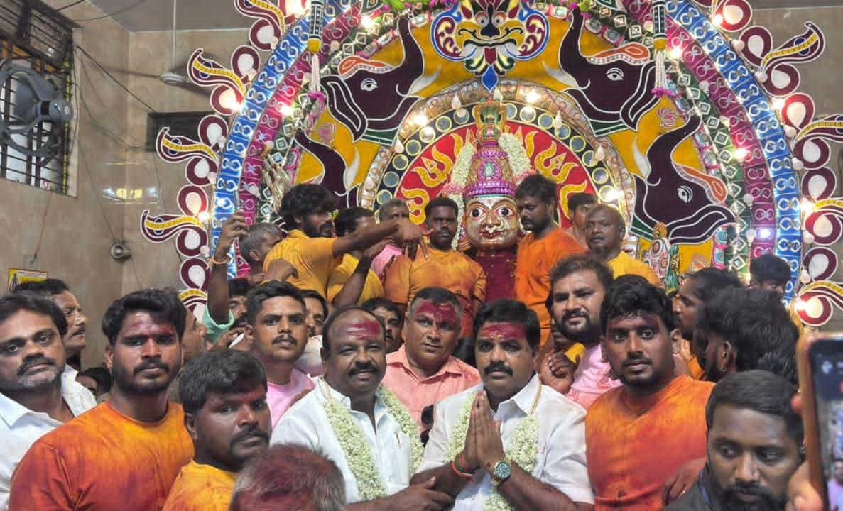புகழ்பெற்ற குடியாத்தம் கங்கை அம்மன் சிரசு திருவிழாவில் அணைக்கட்டு அதிமுக எம்.எல்.ஏ. த.வேலழகன் சுவாமி தரிசனம்