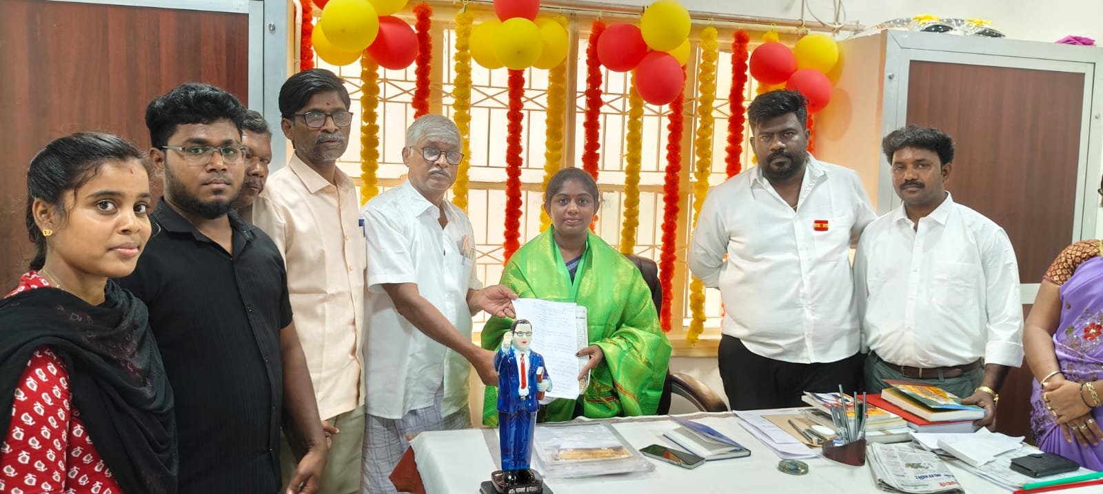 குடியாத்தம் பிச்சனூர்பேட்டை கங்காதர சாமி நகராட்சி நடுநிலைப் பள்ளியை உயர்நிலைப் பள்ளியாக தரம் உயர்த்த கோரி புதிய நீதிக் கட்சி சார்பில் எம்எல்ஏவிடம் கோரிக்கை மனு அளிப்பு!