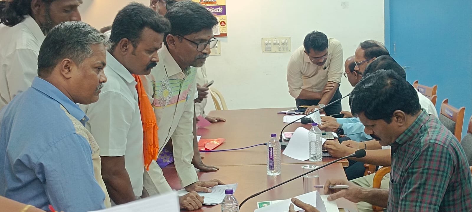 வேலூர் ஆட்சியரகம் – பிரம்மாஸ் பள்ளி நிர்வாகத்தை கண்டித்து உண்ணாவிரதப் போராட்டத்திற்கு அனுமதி கோரி அகில பாரத மக்கள் சக்தி இயக்கம், ஆட்சியர் அலுவலகத்தில் புகார் மனு
