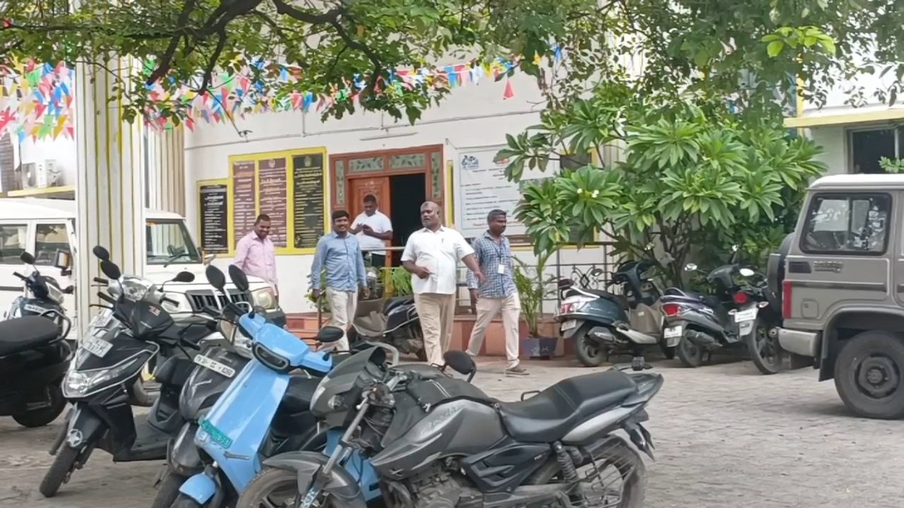வேலூர் பி.டி.ஓ., அலுவலகத்தில் லஞ்ச ஒழிப்புத் துறை போலீசார் திடீர் சோதனை! 