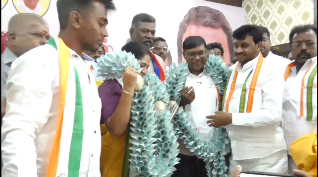 வேலூர் மாவட்டத்தில் காங்., கட்சி சார்பில் கடந்த நாடாளுமன்றத்தில் நடந்தது என்ன என்பது குறித்த நிகழ்ச்சியில் கலந்து கொண்ட எம்பிகளுக்கு போலி பண மாலை அணிவித்த வேலூர் மாநகர் மாவட்ட தலைவர் வாஹித் பாஷா!