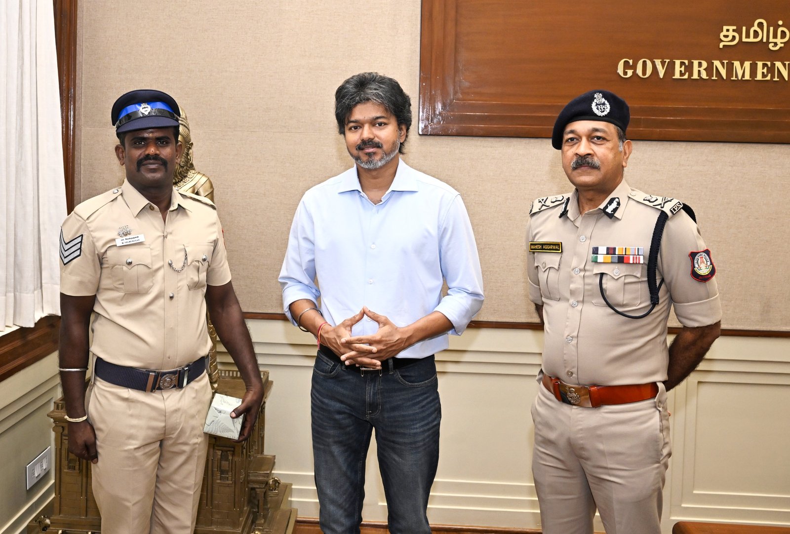 கோவை மாவட்டத்தில் குட்கா கடத்தலை துணிச்சலுடன் தடுத்த தலைமைக் காவலரை நேரில் அழைத்து பாராட்டிய மாண்புமிகு தமிழ்நாடு முதலமைச்சர் கோவை மாவட்டத்தில் குட்கா கடத்தலை துணிச்சலுடன் தடுத்த தலைமைக் காவலரை நேரில் அழைத்து பாராட்டிய மாண்புமிகு தமிழ்நாடு முதலமைச்சர்